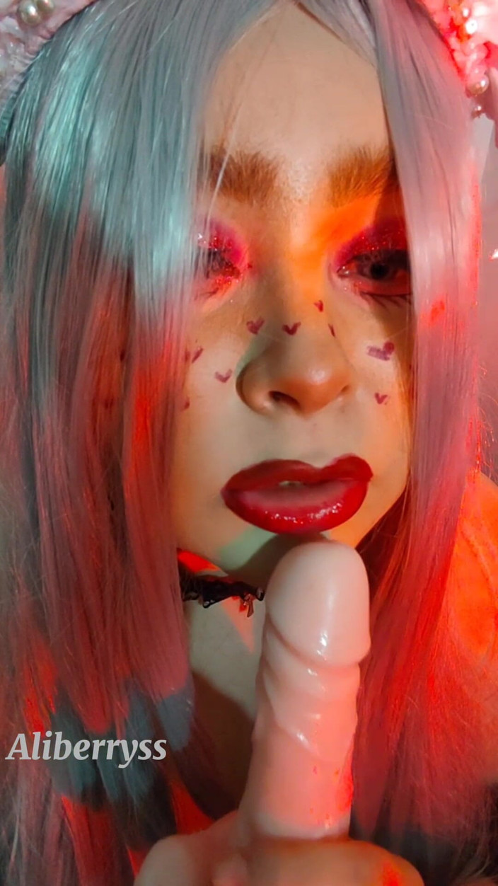 Aliberryss: La Ragazza E-ti Succhia E Ti Lecca Le Palle