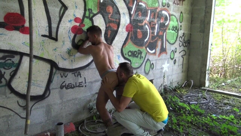 CREAMPIE SESSION IN JOCKSTRAP: 荡妇在展览地点巡航被XXL COKC中出