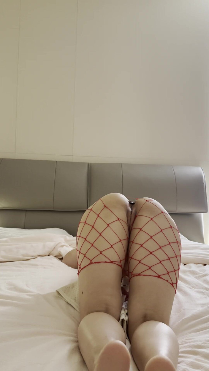 AsianHoneyAss: Азиатка интенсивно мастурбирует с батплагом и вибратором, фантазия в чулках-сеточках