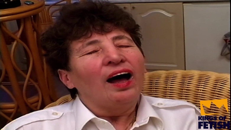 Fixed on Mature: La nonna con i capelli corti infila un giocattolo nella...