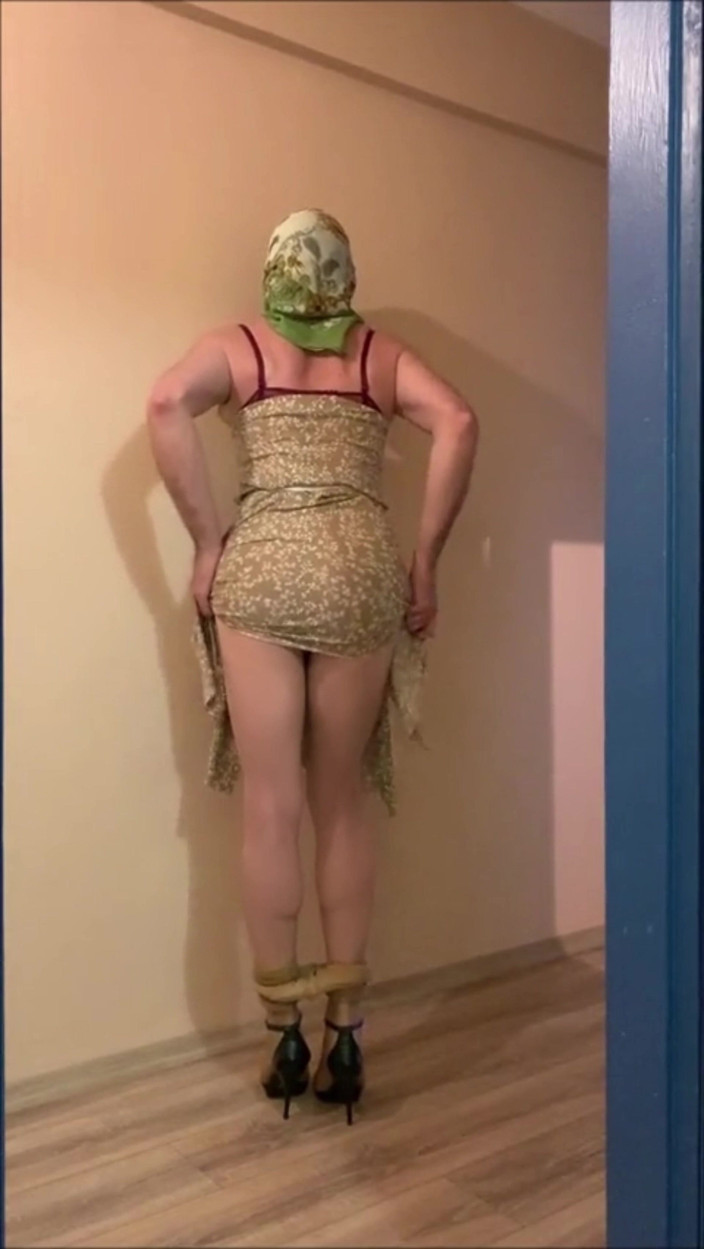 cd_aysemmm: ミニスカートを履いたピザ配達員に挨拶した
