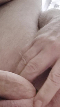 Il mio amico si siede su una sedia e gioca con il suo piccolo cazzo e guarda video
