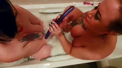 Mia MILF: Britische lesbische MILFs im bad vor der kamera erwischt.