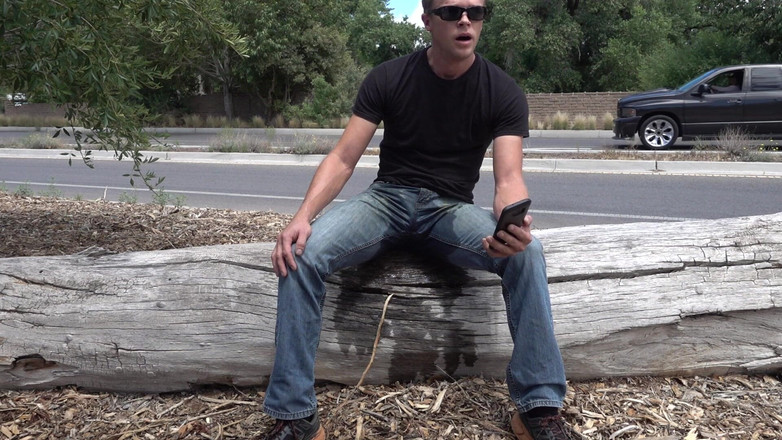 Lapetus: 屋外で精液汚れたジーンズを濡らす