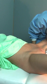 Pielęgniarka laska pięścią cycata MILF