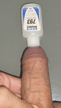 Un tube de colle forte passe par le trou de papa