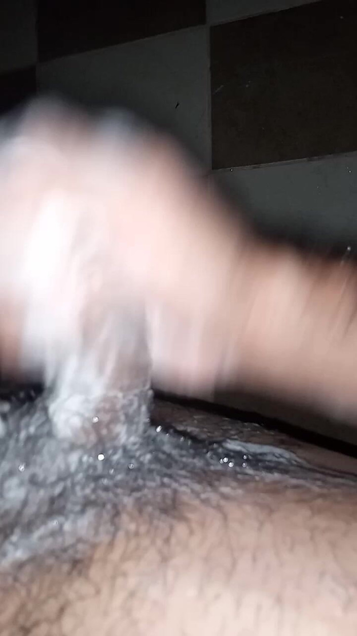 Cute boy jerks off: Chlapec masturbuje při poslechu čínské hudby v koupelně