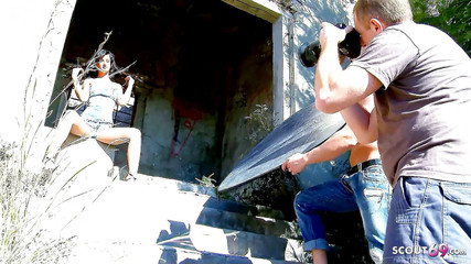 Full porn collection: Sıska genç susi gala çekim yaparken iki büyük yarakla sikiliyor