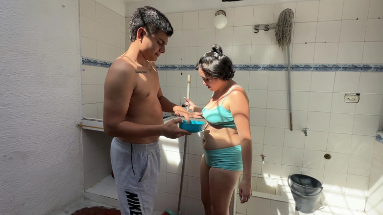 ManuelaAlvarez: ฉันช่วยพี่สาวต่างมารดาที่หีใหญ่เซ็กซี่ช่วยทำความสะอาดสนาม โดยแลกกับการดูดควยให้ฉันอย่างเสียว แล้วสุดท้ายเย็ดเธอแรง ๆ
