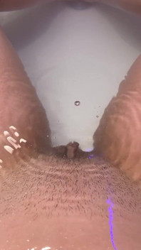 Peidando na banheira