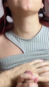 Menina do papai implora para gozar em seus peitos