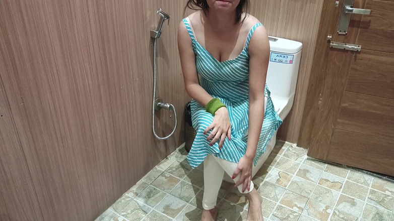 Saarabhabhi6: Bhabhi After Hot Bath Desi Girl Urine with Hindi Audio