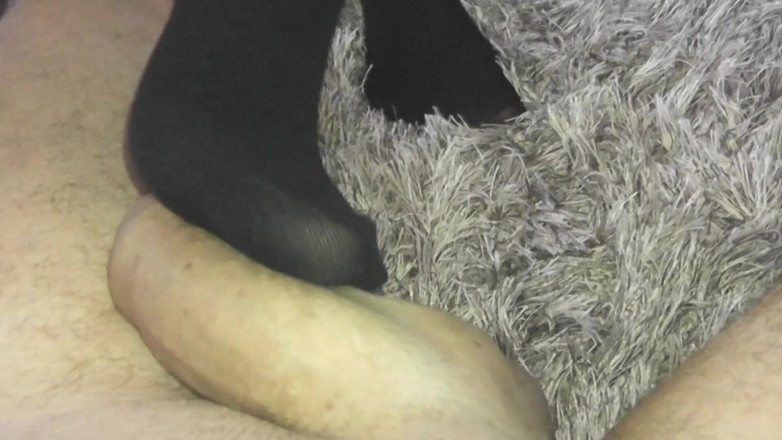 Angel The Dreamgirl: Footjob in dicken schwarzen strumpfhosen voll