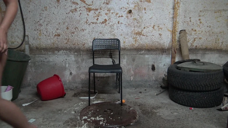 Souzan Halabi: Arab Muslim MILF in Hijab Piss Peeing - Pissing Compilation