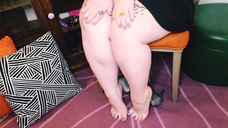 Fatfemmefrisky: Lick his feet first