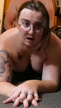 İri güzel inek porno oyuncu seçme kanepemde soyunuyor ve edepsizleşiyor