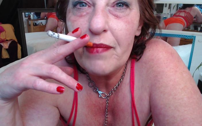 Dawnskye: 815 Kızıl saçlı Amerikalı sexalicious Dawnskye&amp;#039;den sigara içiyor ve azdırıyor
