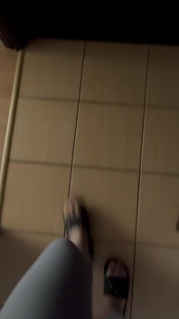 POV : le son des tongs quand on marche dans un legging gris