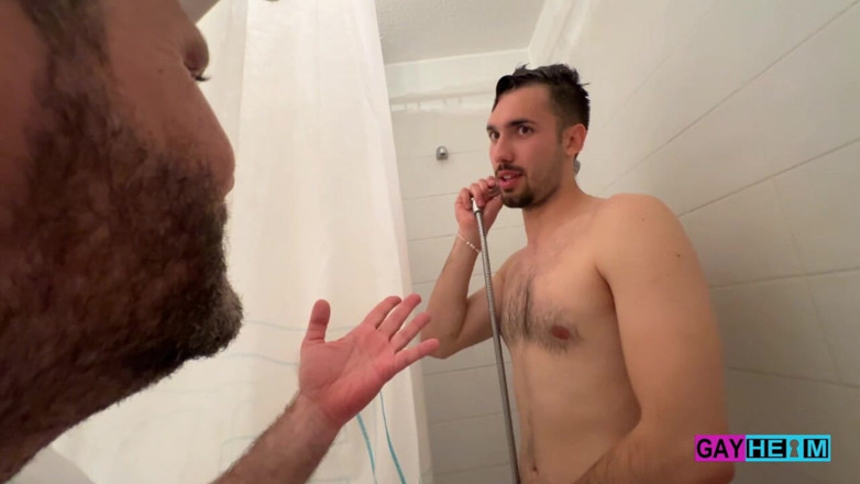 GAYheim: Arsen Balkanboy tijdens douche-interview
