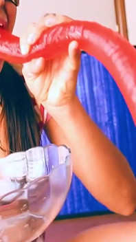 Pacar latinaku suka banget nyepong dildo ukuran raksasa