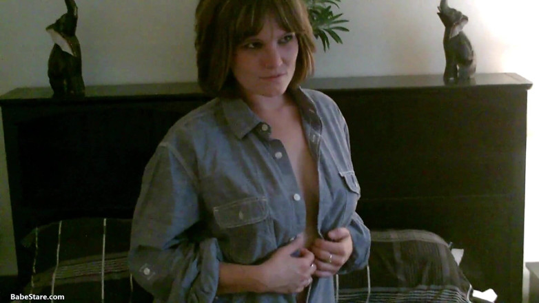Babe Stare: Misty com uma camisa polo está prestes a ficar nua