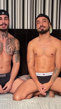 Seksi erkeksi adam dövmeli papi asılı adam azael maluma prezervatifsiz sikişiyor