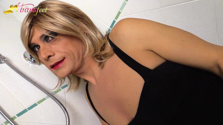 Trans and Cross-Dressers Feet: Blonde transsexual Claudia Poderi loves to piss