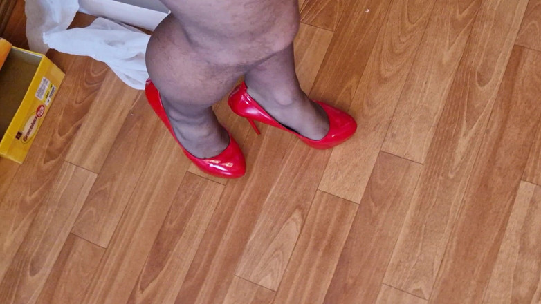 Milosbroz: 赤いヒールで歩く