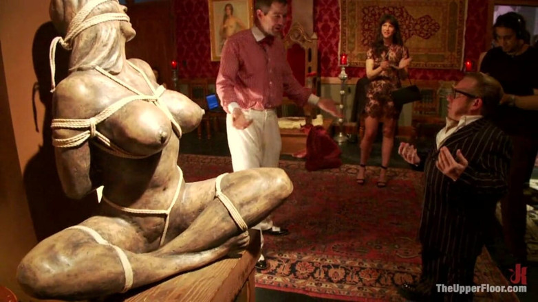 The Upper Floor by Kink: Matresse Madeline este întâmpinată la etajul superior