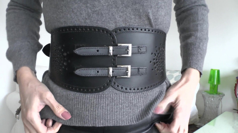 Lady Victoria Valente: Opasek v obývacím pokoji, část 3, Lady Victoria Valente