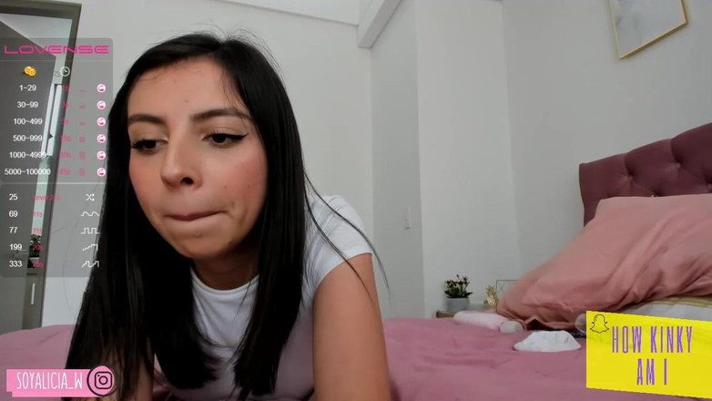 Cute Alice: かわいいアリスはたるんで青白く裸のお尻をカメラに向かって揺らす。彼女は君の膨らみの上であんな風に動くのが大好きだよ。