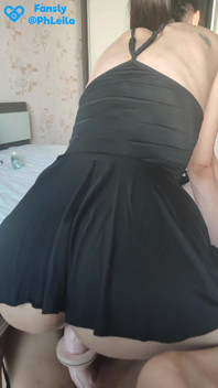 Jeżdżę dildo na górze i miałem orgazm. krem spływa w dół