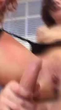 Grandes putas rabudas Renee Pornero e Audrey Hollander têm suas bundas destruídas no trio