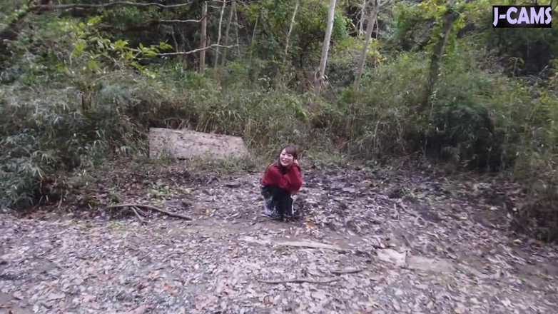 J-Cams: Wanita pejabat yang ceria dengan bibir berkilat dalam rakaman dekat...