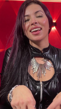Anitta adora usar sua boca como um lixo