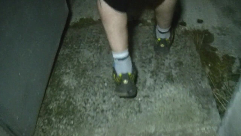 FRENCH HOLES CREAMPIED: Puta preñada en zapatillas de deporte en el crucero nocturno