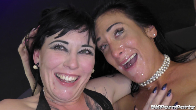Gangbang team: Sexiga MILFs Ella Bella och sexig Cleo njuter av en...