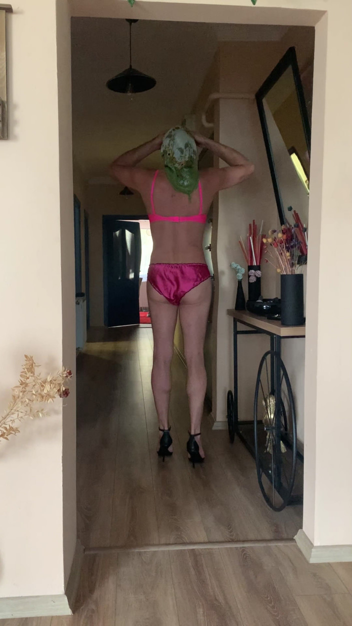 cd_aysemmm: Ho salutato l'impiegato dell'hotel senza reggiseno