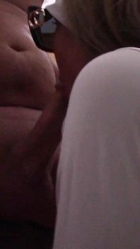 MILF mit Sonnenbrille lutscht einen Schwanz und schluckt Sperma
