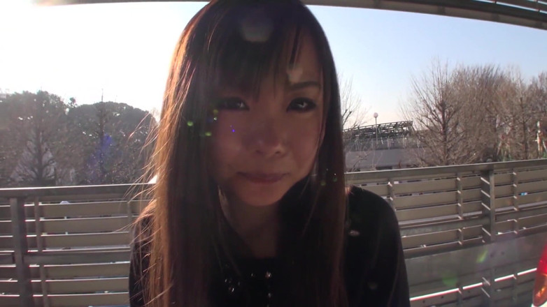 Caribbeancom: Une nana japonaise poilue suce la bite de son amant...