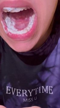 Uma gigante gentil começa seu dia escovando os dentes,