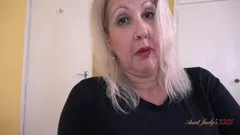 TatieJudysXXX - Mme Maggie, ta belle-mère mature trouve ta culotte volée (pipe en POV)