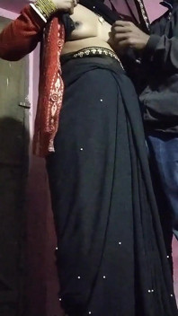 India chudai levantando el sari y haciendo la ghore de pie y chupando el pene en la boca, hindi