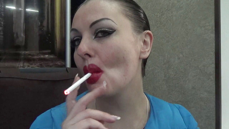 Goddess Misha Goldy: 섹시한 메이크업 거대한 빨간 입술 흡연