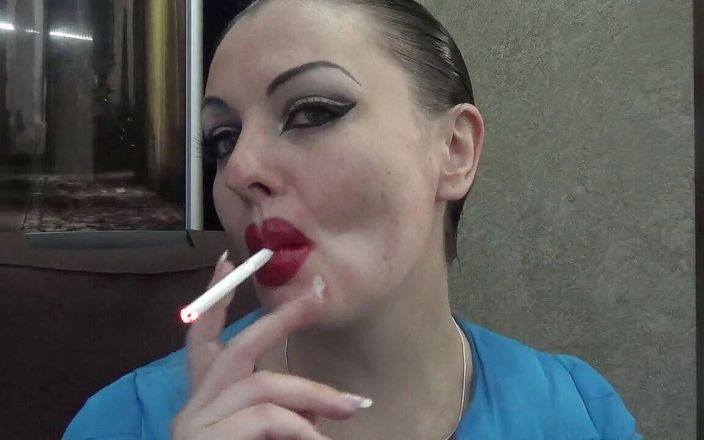 Goddess Misha Goldy: Maquillaje sexy de enormes labios rojos fumando
