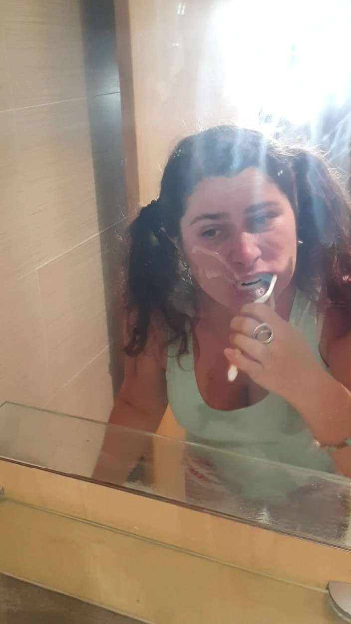 ExpressiaGirl: La figliastra stupida si lava i denti di sborra, il...