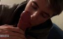 Romajess Twinks Studio: 18-jarige schattige jongen zuigt eerste keer lul