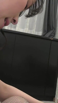 恶魔的三人行一个男人被他的手锁在她的大腿周围，通过她的黑色丝袜 2