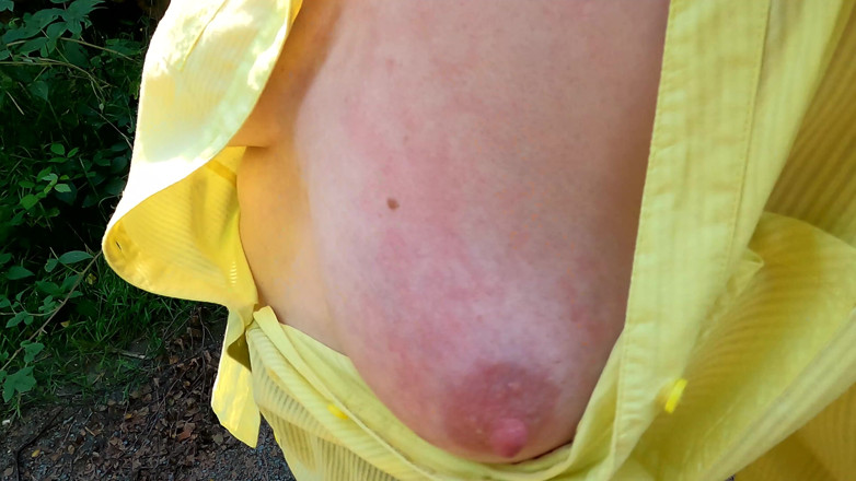 Bouncy Tits Action: Karanie jej piersi podczas wędrówki