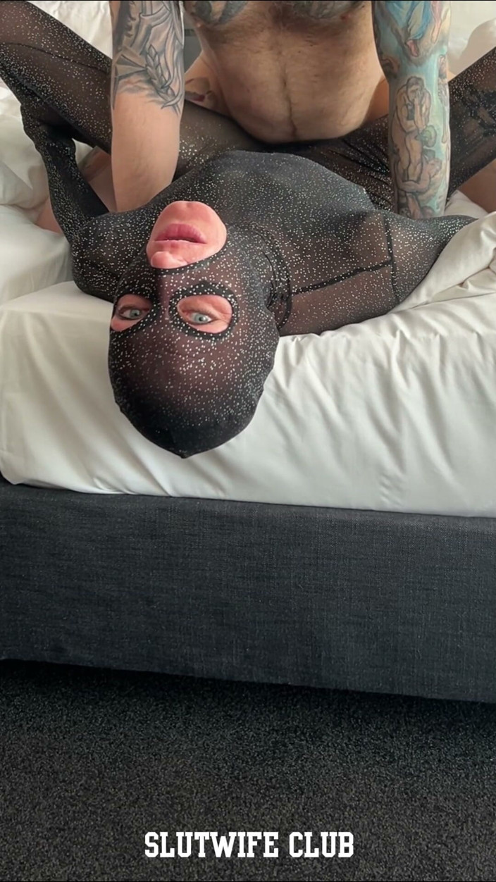 Slutwife Club: Welke seksbot build neukt beter? POV keelneukpartij, diep in keel...